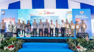 FOTO BERSAMA-Kepala Kantor Wilayah Badan Pertanahan Nasional Provinsi Kepulauan Riau, Nurus Sholichin, A.Ptnh., M.M foto bersama bersama jajaran saat menerima apresiasi & penghargaan dari Kapolda Kepulauan Riau, Irjen. Pol. Asep Safrudin, S.I.K., M.H. (Foto Ist).